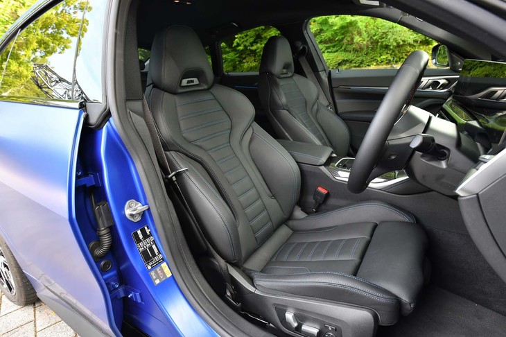 「Mスポーツシート」は13万6000円のオプション。ランバーサポートに加えてサイドサポートの調整機能も付いている。