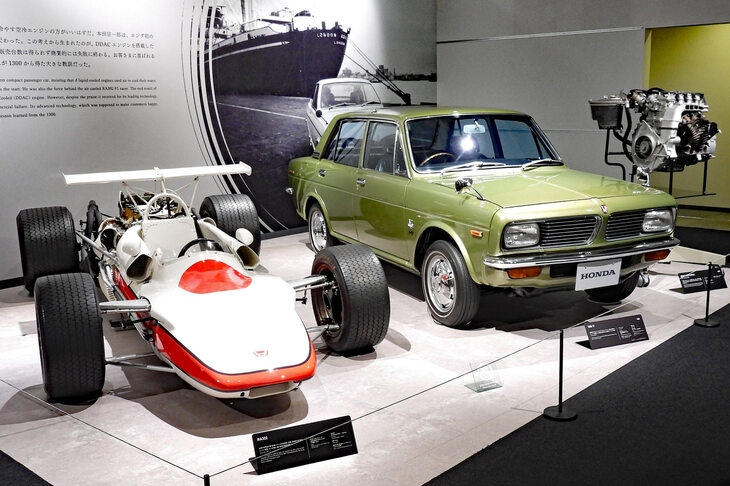 “ホンダの黒歴史第2弾”ということで、写真右が有名なDDACエンジンを搭載した「1300 77」（1969年）。同左が、空冷F1マシンの「RA302」（1968年）。本田宗一郎が空冷エンジンにこだわったがゆえの失敗作で、ガイドの方が、ちゃんとその失敗談も説明していたのが面白かった。