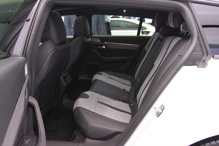 プジョー508SWハイブリッド