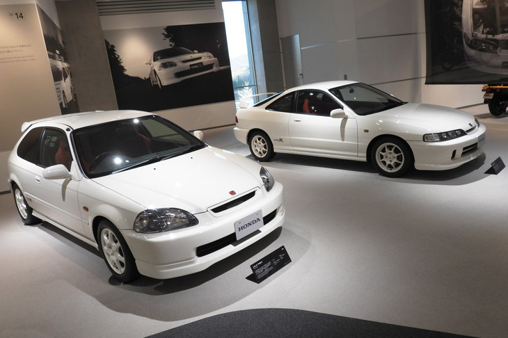 「NSX-R」は、今日に続く「タイプR」シリーズのはじまりとなったモデルだ。というわけで、写真右から「インテグラ タイプＲ」（1995年）と「シビック タイプＲ」（1997年）。