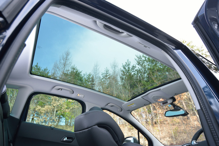 「3008アリュール」には、電動サンシェード付きの「パノラミックガラスルーフ」が標準で備わる。