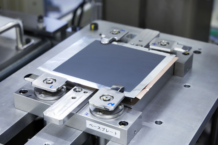 日産の試作設備で生産途中の、ASSBのラミネートセル。