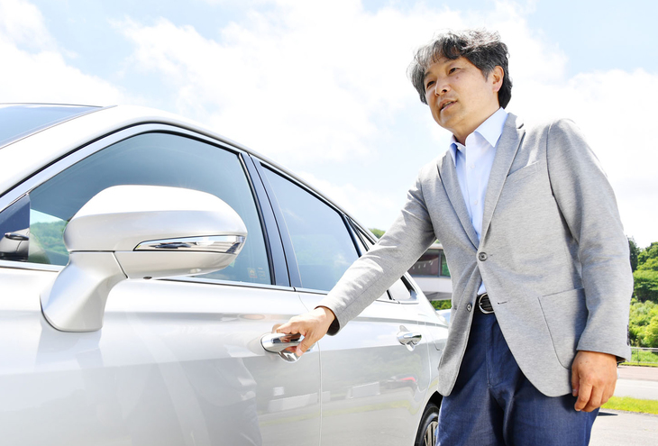 車両の傍らでハンドルバーのデザインについて語る國重さん。ドアそのものは、閉めた際の音の響き方まで考慮してデザイン・設計したという。