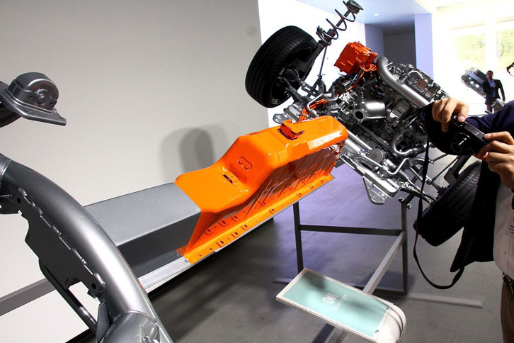 走行用のバッテリーはシャシーの中央に搭載されるようだ。