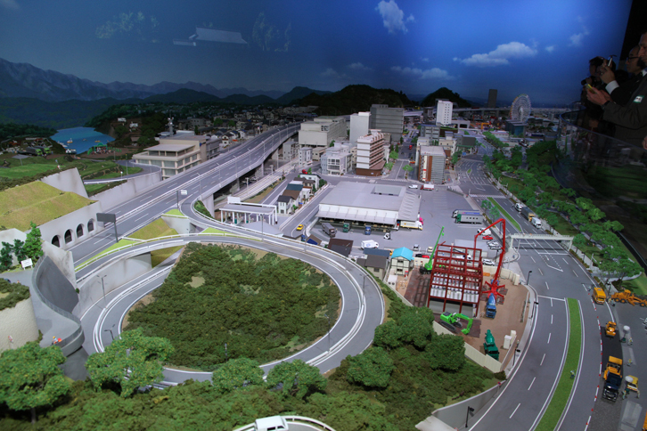 いすゞプラザのミュージアムエリア1階にある巨大ジオラマ。架空の街には、可動するいすゞ製の「はたらくクルマ」をはじめ、665台以上の87分の1（HO）スケールの車両が住む。