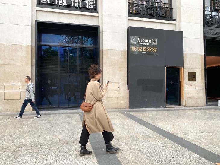 シャンゼリゼ通りには、ほかにも空き店舗が目立つ。