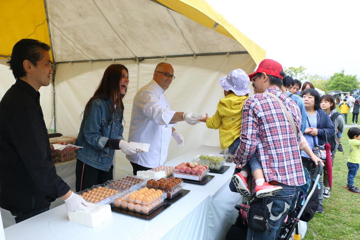 イベント名物のひとつ、ピエール・エルメ・パリのマカロン試食。毎年、大行列ができる大人気企画だ。今年も難病の子供たちを支援する募金活動が行われた。