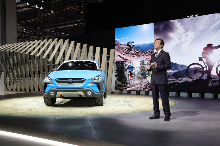 「スバル・ヴィジヴ アドレナリン コンセプト」とスバルの石井 守氏。