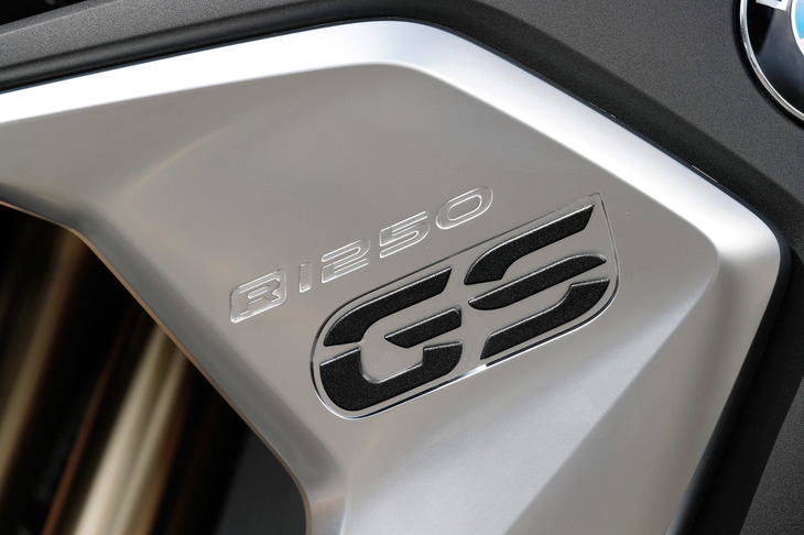 「R1250GS」は、BMW伝統のアドベンチャーモデル「GS」シリーズの最新モデル。「R1200GS」の後継を担う、シリーズ中最大排気量のエンジンを搭載するフラッグシップモデルである。