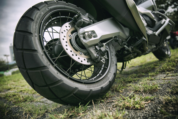 未舗装路の走行も想定される「X-ADV」は、ブロックパターンの「ブリヂストン・トレイルウイング」を装着する。サイズはフロントが17インチで、リアが15インチ。ステンレス製のスポークホイールも個性的なディテールのひとつである。
