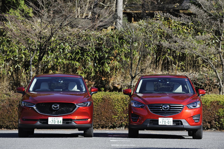 新型（左）と従来型（右）を比較する。新型ではヘッドランプが薄くなるなど、低くワイドな面構えになった。