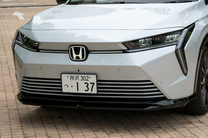 国内向けのどのホンダ車とも似ておらず、新しい感じはある。ヘッドランプとともに大きな「H」エンブレムも光る仕掛けだ。