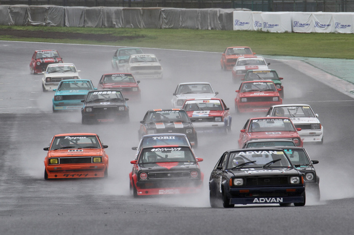 型式名B310こと4代目「ダットサン・サニー」とKP61こと2代目「トヨタ・スターレット」のフルチューニング車両によるTSカップ。21台のB310と1台のKP61が出走した決勝のスタートシーン。