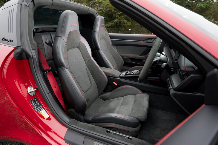 この試乗車のインテリアカラーはボディーと同じ「カーマインレッド」。レッドの要素は控えめながら、シートベルトやステッチなどに効果的に使われている。