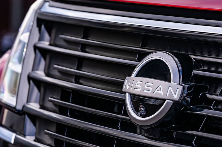 セレナe-POWERルキシオン プロトタイプ（フロントの「NISSAN」エンブレム）