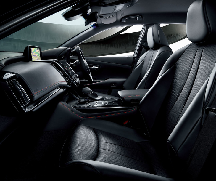 「クラウンRS“リミテッド”」（2.5リッターハイブリッド車）のインテリア。