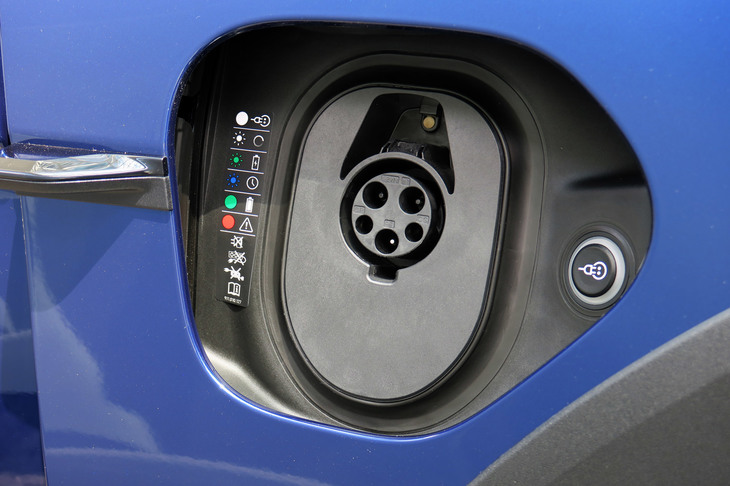 ポルシェ・タイカン4クロスツーリスモ（普通充電の充電口）