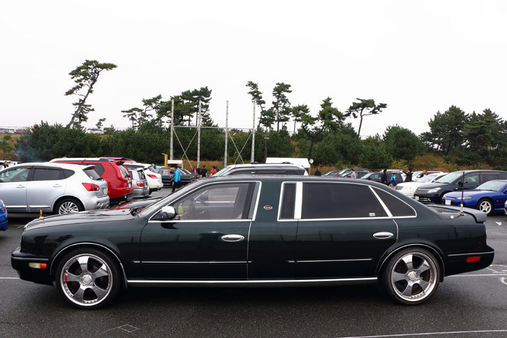 「プレジデント ロイヤルリムジン」。日産のフラッグシップサルーン、プレジデントを500mmストレッチしたモデルで、コノリーレザーのシートが標準となるなどぜいたくに仕上げられていた。