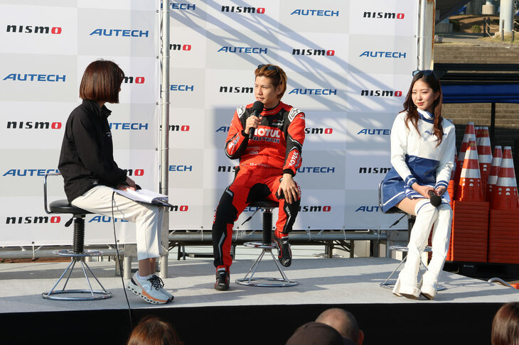トークショーのゲストは、SUPER GTのGT500クラスで「MOTUL AUTECH Z」の23号車をドライブする高星明誠選手と、2025 AUTECHレースアンバサダーを務める高岡みほさん。トークショーでは、高星選手が大磯ロングビーチでアルバイトをした経験があることを告白。「ある意味、僕も里帰りです」と話し、会場を沸かせた。