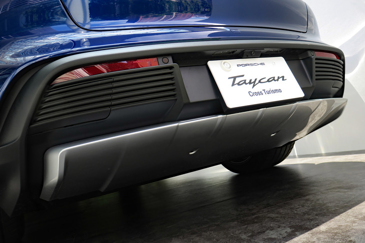ポルシェ・タイカン4クロスツーリスモ（リアバンパースポイラー）
