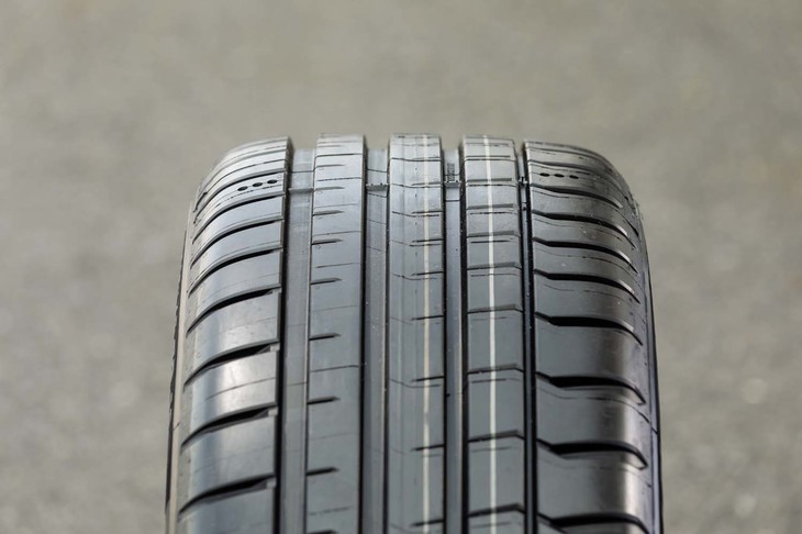 モータースポーツからのフィードバックで進化したという非対称トレッドパターン「デュアルスポーツトレッドデザイン」を採用。