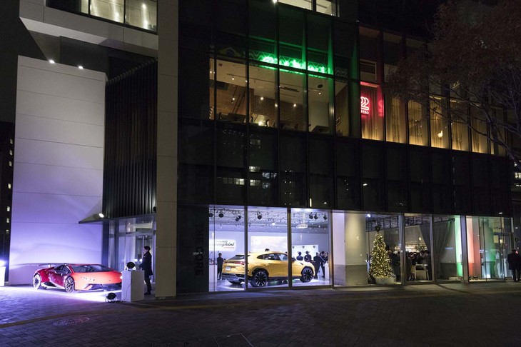 「Lamborghini Year-End Party」の会場となった東京・虎ノ門のTHE CORE KITCHEN／SPACE。イタリア国旗をイメージするライトアップを施した。