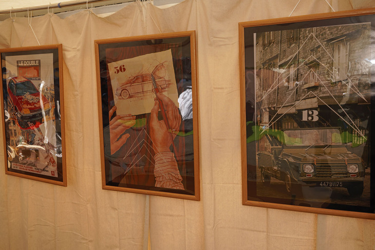 こちらは古いポスター。近くで見てじっくりと楽しんでいただきたい。