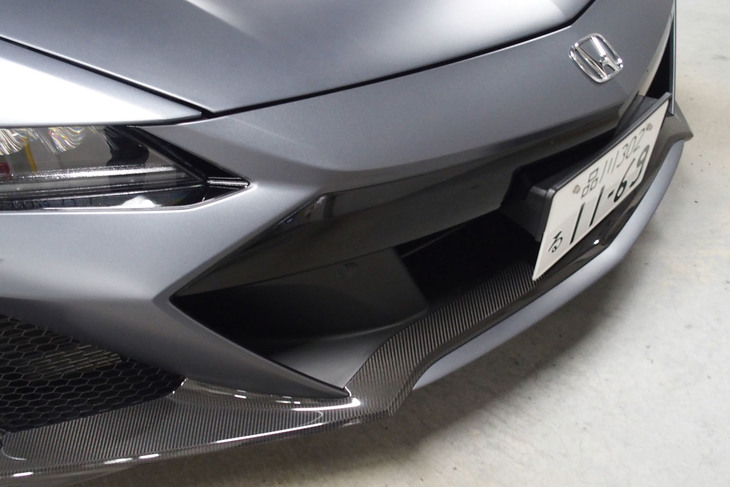 「NSXタイプS」ではフロントフェイスをカーボンパーツでスポーティーな印象にブラッシュアップ。空気の流入量を増やすべくグリルの開口部が大幅に拡大され、さらにリアインタークーラーへの空気の流速を高めるために、バンパー左右端も同モデル専用形状になっている。