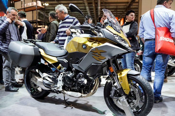 「BMW F900XR」は、2017年のEICMAで発表され、2018年に国内販売がスタートした新型「F750GS／F850GS」のプラットフォームを使用したニューモデル。排気量を895ccへと拡大した新型エンジンを採用している。アドベンチャーバイク的スタイリングに、スポーツバイク的な前後17インチホイールを採用するこのカテゴリーには、いままで並列4気筒エンジンを搭載する「S1000XR」のみがラインナップされていたが、これで270度逆回転クランクを採用する並列2気筒エンジンモデルが加わったことになる。