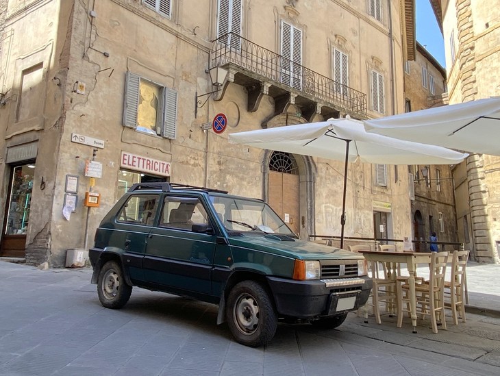 イタリアで「フィアット・パンダ4×4」は、写真のように磨かれているか、徹底的に使い込まれているかの両極端なのが面白い。2020年7月、シエナ旧市街で。