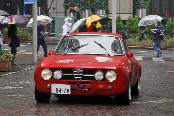 1973年「アルファ・ロメオ2000GTV」。こちらは欧州ツーリングカー選手権（ETC）で活躍した「1750GT Am」風に仕立ててある。