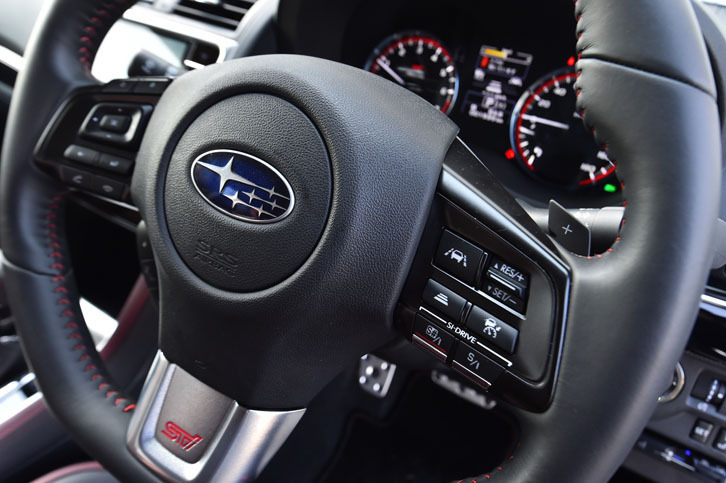 ステアリングホイールのスポーク部には、走行モードを変更する「SI-DRIVE」や、クルーズコントロールのスイッチがレイアウトされる。