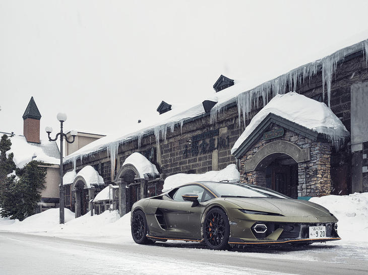 パワートレインは4リッターV8ツインターボエンジンに前が2基、後ろが1基のモーターを組み合わせた4WDのプラグインハイブリッド。システム全体で最高出力920PSを発生する。