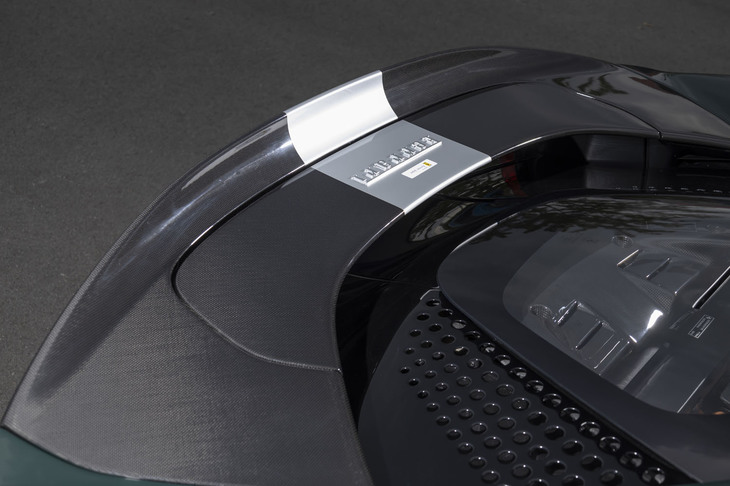 「アセットフィオラノ」に含まれるハイダウンフォース仕様のカーボンリアスポイラー。250km/h走行時に390kgのダウンフォースを発生する。