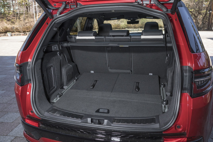 3列目シートを折りたたんだ5人乗車時（写真）の荷室容量は897リッター。