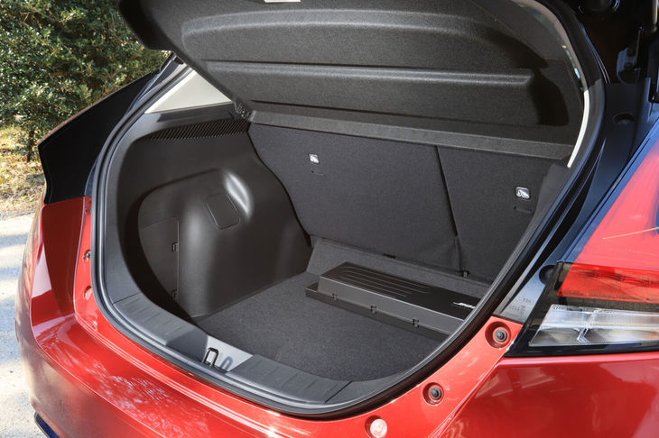 標準車と同じ453リッターのラゲッジスペース。「リーフe＋」では効率的なバッテリーの設計と積載スペースの工夫により、車内空間を犠牲にすることなくバッテリーの大容量化を実現した。