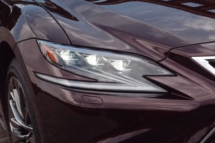 LS500h“エグゼクティブ”（フロントランプ）