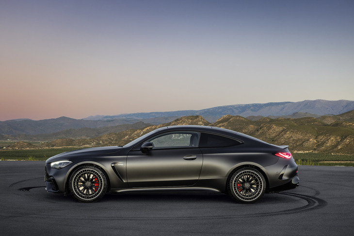 「AMG CLE53 4MATIC＋ クーペ」のサイドビュー。サスペンションはAMGによって再設計され、トレッドはフロントで58mm、リアで75mm拡大されている。