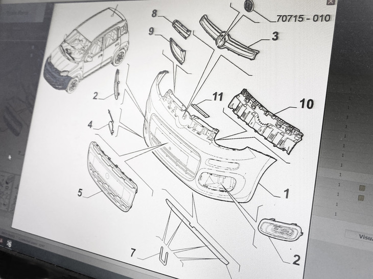 「パンダ」のバンパー構成部品。まるでイケアの家具組み立て図を見るようだ。