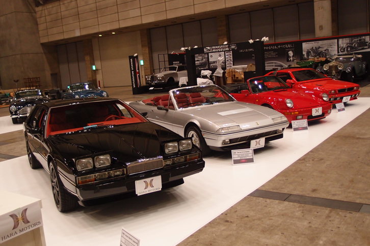 「アストンマーティン・ラゴンダ」（写真左）ほか豪華な顔ぶれの、はらモータースのブース。