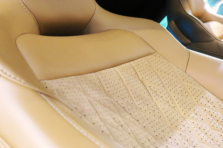 アストンマーティンDB12（フロントシート）