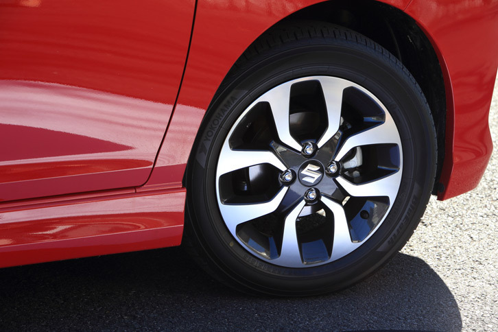 足元の仕様はマイルドハイブリッド車と同じ。タイヤサイズは165/65R15で、アルミホイールが標準装備となる。