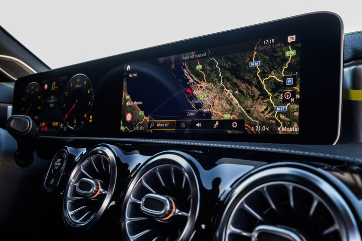 2枚の10.25インチディスプレイで構成される新型インフォテインメントシステム「MBUX」。音声入力や、センターコンソールに備わるタッチパッド付きのコントローラーなどで操作する。