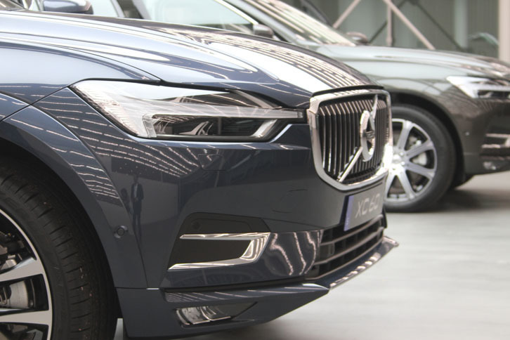 「XC60」ではトールハンマー型のデイタイムランニングランプをフロントグリルまで延長して、他のモデルとの差別化を図っている。