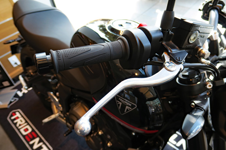 トライアンフ・トライデント660（ハンドル）