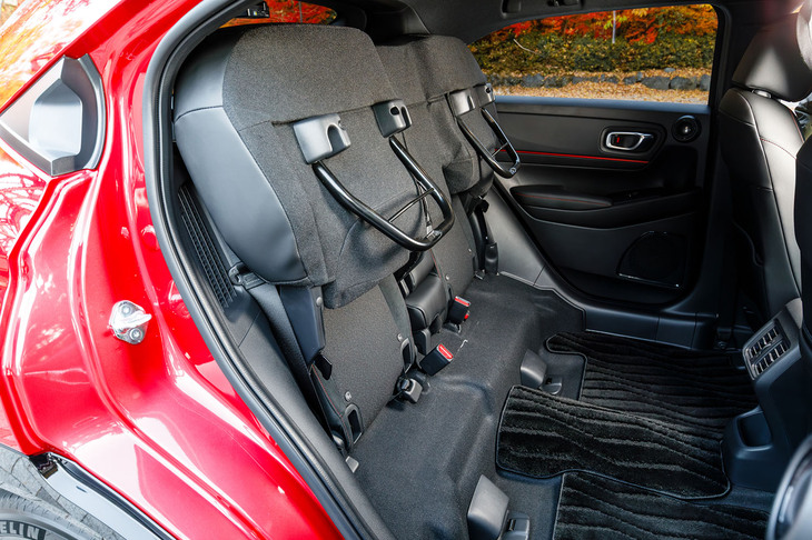 後席の座面ははね上げて固定（チップアップ）し、観葉植物のような背の高い荷物を積める。荷物をどう固定するのか？　などは自分で考える必要があるが、できるということに価値がある。