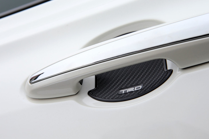 ドア開閉時につく小傷を防止する「ドアハンドルプロテクター」。