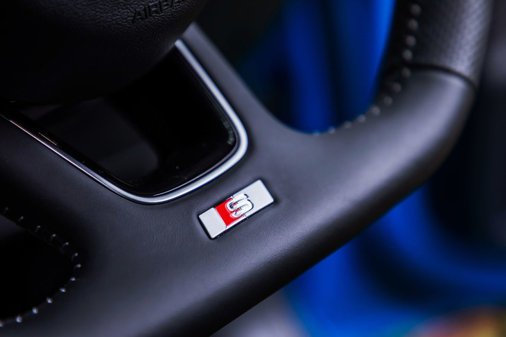 フラットボトムデザインのステアリングホイールは、「Sライン プラスパッケージ」（8万円）に含まれるオプション。