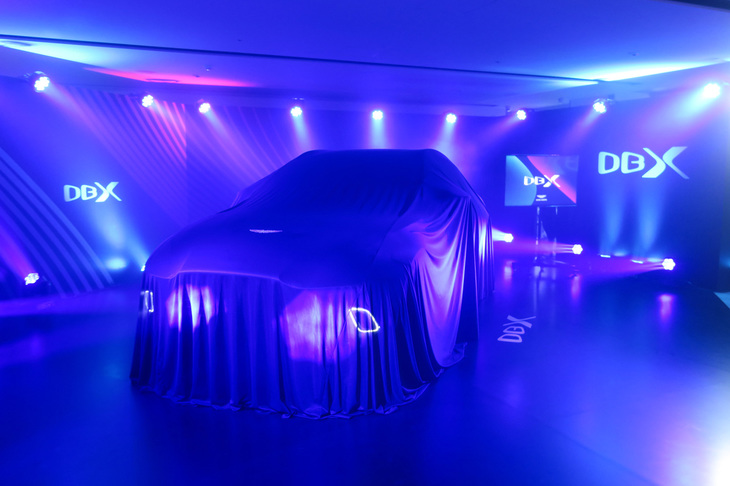 アンベールを待つ「アストンマーティンDBX」。