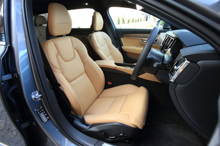 「V90 T6 AWD インスクリプション」の前席。ランバーサポートやサイドサポートの電動調節機構が備わる。